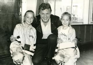 Peter Dean (Peter Beale) with two youngsters - do you know who they are?