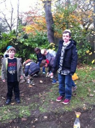 Youngsters from Edgware & District Reform Synagogue, together with the Rotary Club of Edgware, help to plant crocuses as part of the Rotary's campaign to eradicate polio worldwide