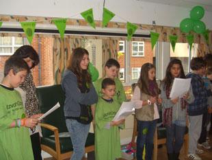 A group of children aged 7 to 12 from Hendon Reform Synagogue, accompanied by a number of adults, visited Rela Goldhill Lodge Jewish Care home. They entertained the residents by singing, dancing and playing music. 