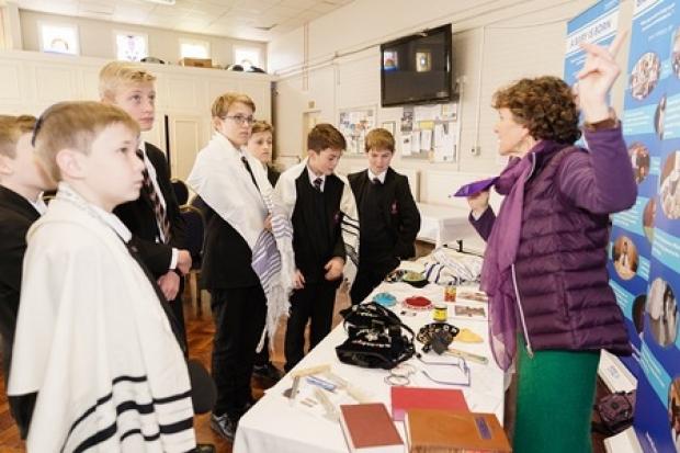 Board of Deputies Education Policy Advisor Dawn Waterman explains Jewish practices to children from Campion Boys School in Hornchurch. Image credit: Gary Perlmutter